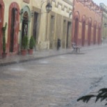Regenzeit in San Cristobal: die Straße schwimmt..